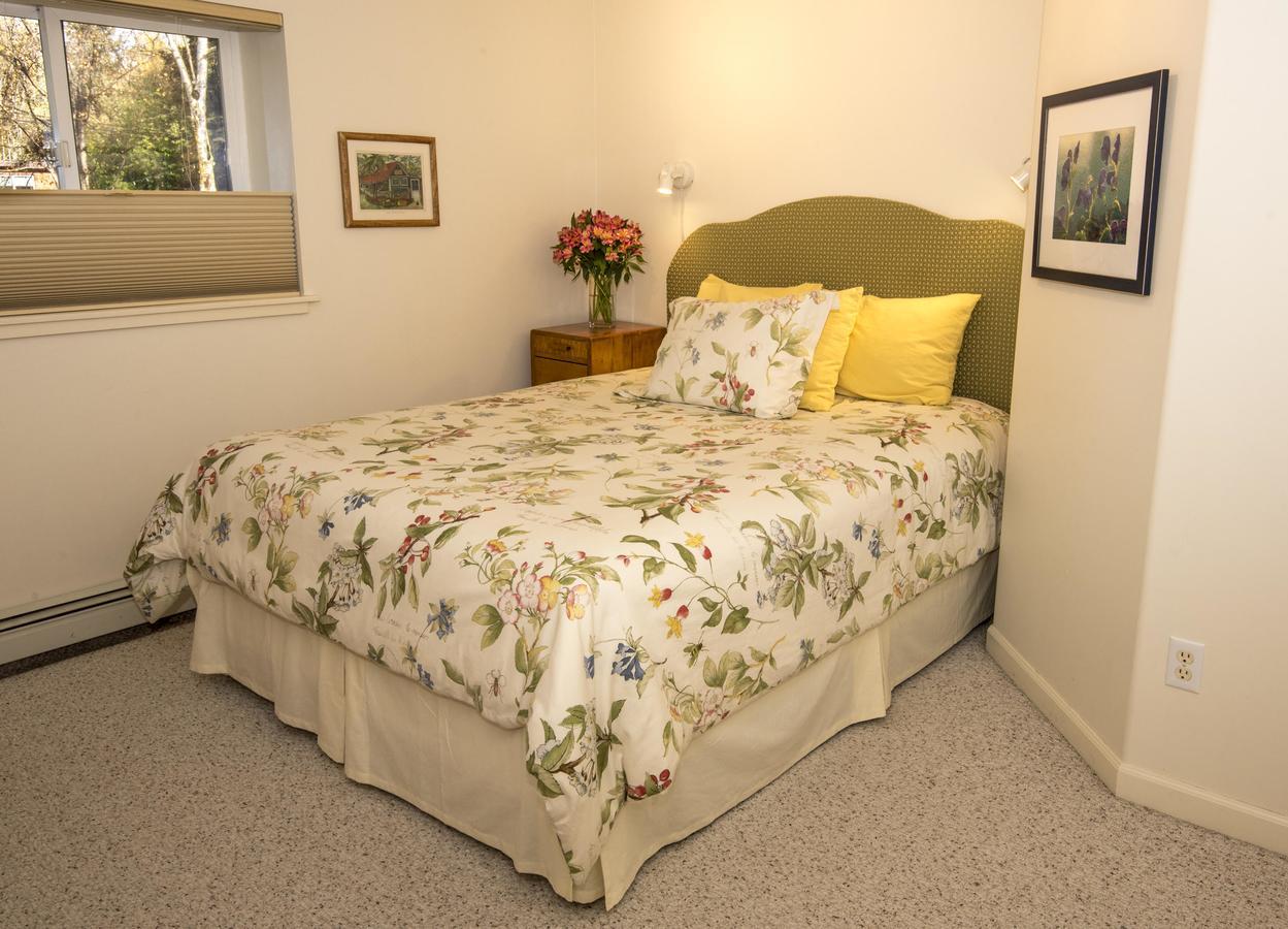 Gardenside Bed And Breakfast Anchorage Exterior photo