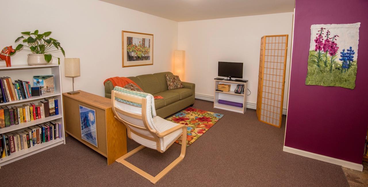 Gardenside Bed And Breakfast Anchorage Exterior photo