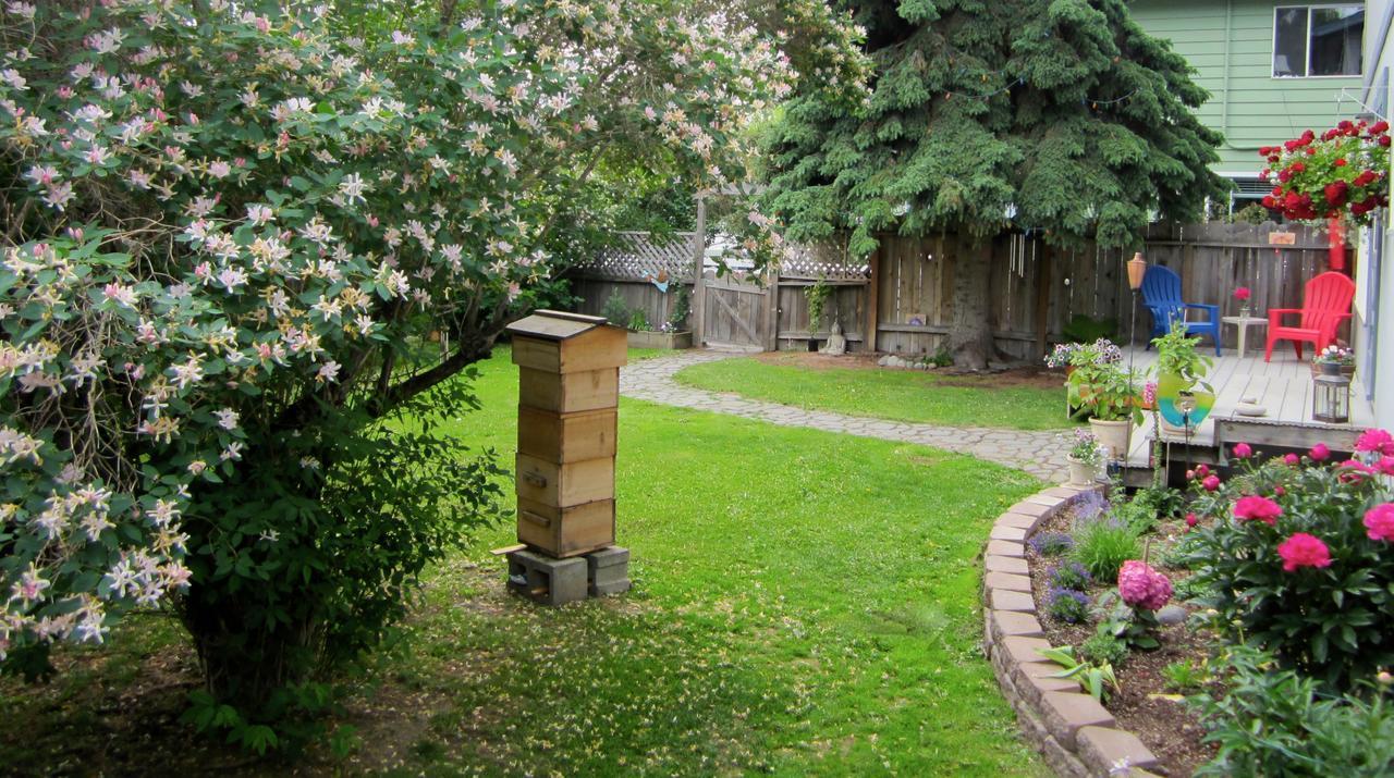 Gardenside Bed And Breakfast Anchorage Exterior photo